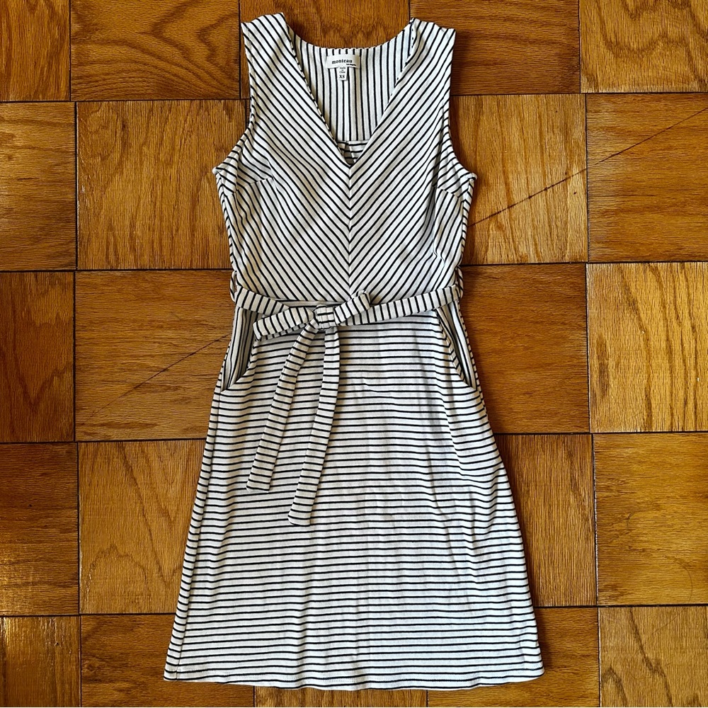 V-neck striped dress with pockets